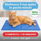 Gatto sdraiato sul tappetino rinfrescante